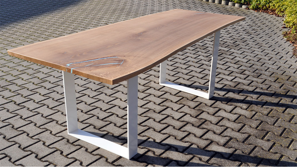 Tisch Asteiche mit Baumkante Stahlfüße weiß