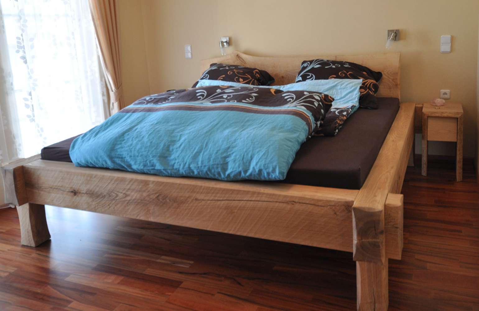 Eschenbalken Bett handgehobelt geölt überplattet Baumkante