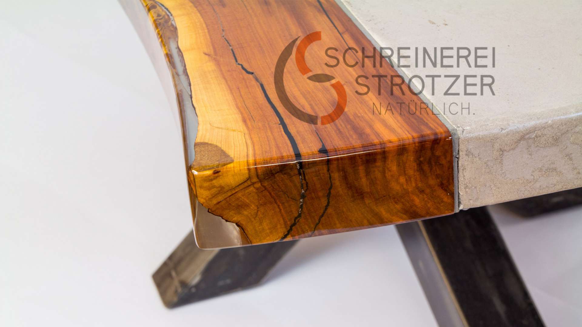 Couchtisch in Beton-Holz-Epoxyd, Zwetschgenbaum, Baumkante