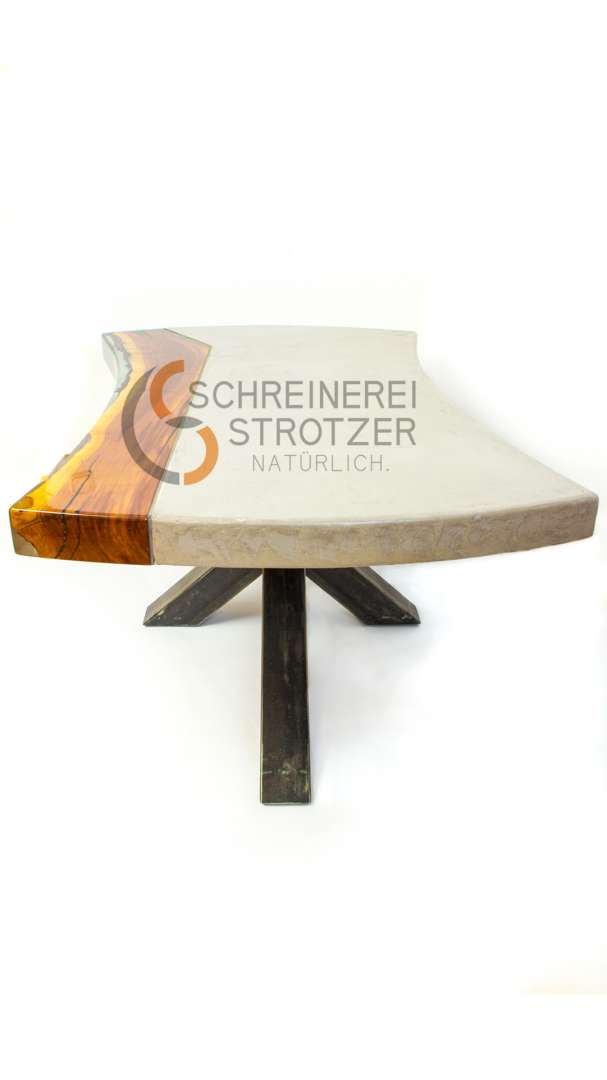 Couchtisch in Beton-Holz-Epoxyd, Zwetschgenbaum, Baumkante