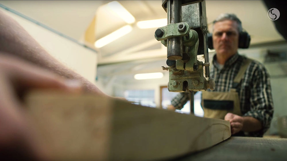 Gediegene Handwerkskunst - Handwaschbecken aus Holz