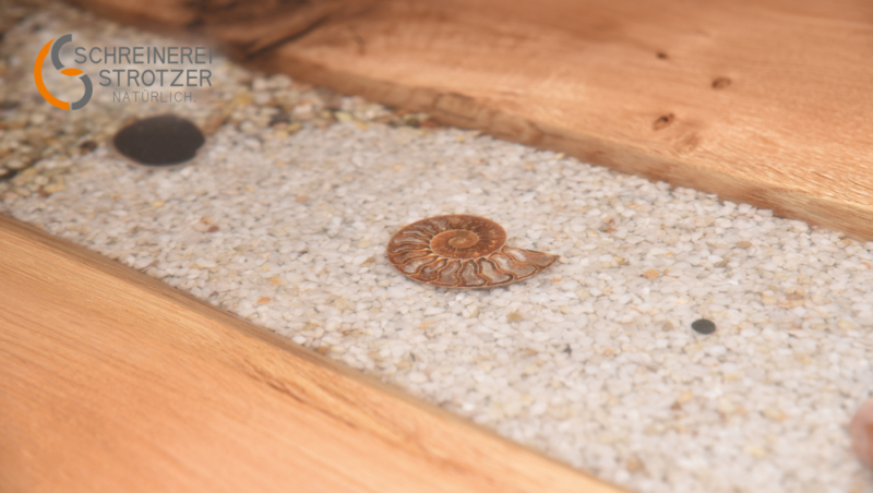 „Rivertable“ - Esszimmertisch aus Holz, Epoxidharz und Flussboden